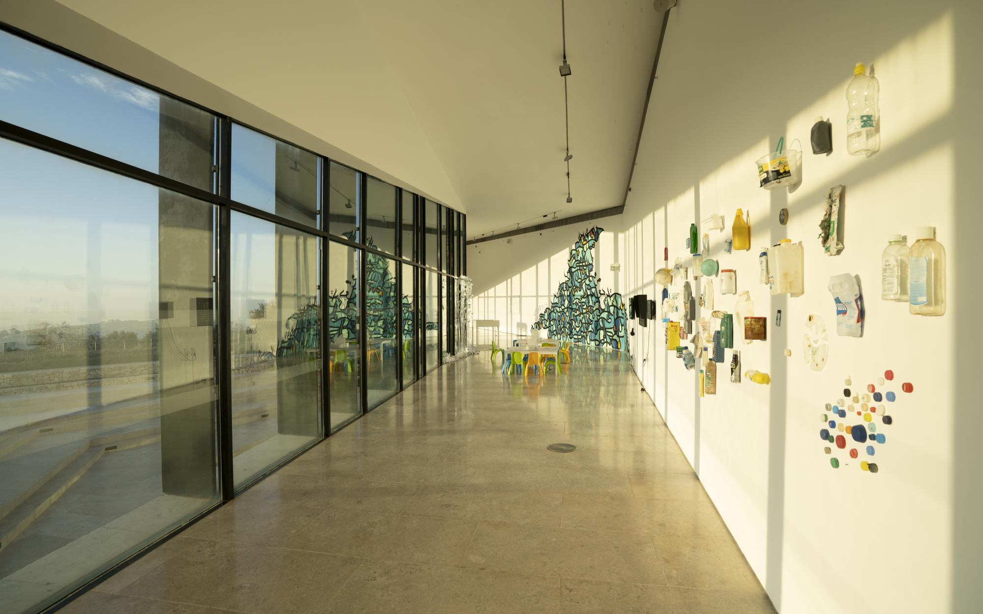 Glass gallery(A people by the sea )